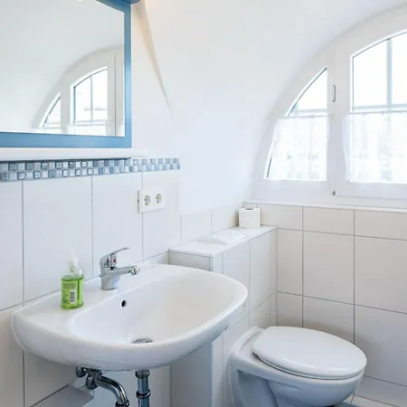 Urlaub Im Reethaus Delphin Mit Whirlpool Und Sauna By Interhome Prázdninový dům